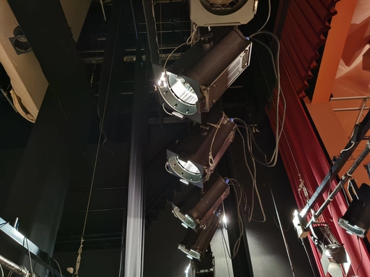 300W LED CRI95 Bühnenbeleuchtung RGBALC 6 In 1 Auto Zoom Fresnel Spot Light mit Farbmanagementsystem